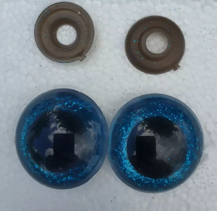 Глазки для игрушек винтовые с блестками на безопасном креплении синие 18 мм.