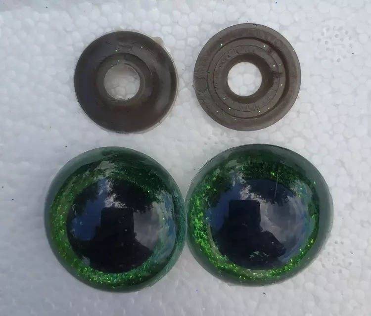 Глазки для игрушек с блестками винтовые на безопасном креплении зеленые 18 мм.