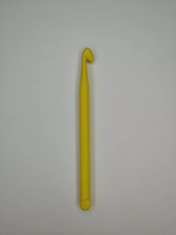 Крючок для вязания пластиковый, 6 мм.