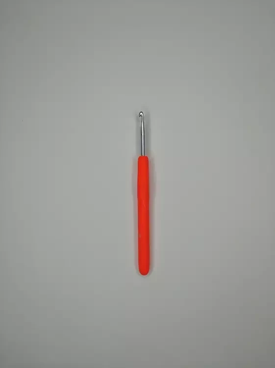 Крючок для вязания с резиновой ручкой, цельнометаллический, 4 мм.