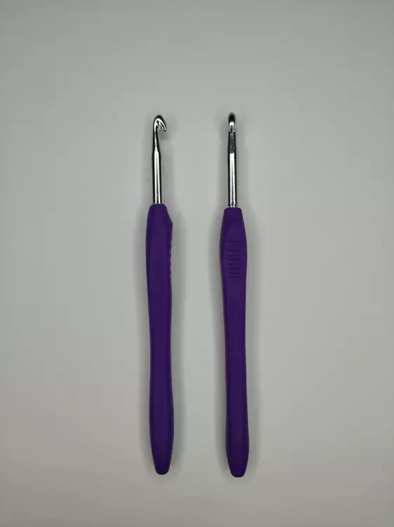 Крючок для вязания с резиновой ручкой, цельнометаллический, 6 мм.